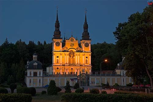 Klasztor Świętolipski w nocnej scenerii